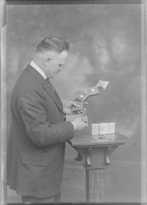 Stanislaw Kielar demonstrating his invention (kw001105)